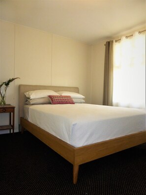 2 bedrooms, iron/ironing board, bed sheets