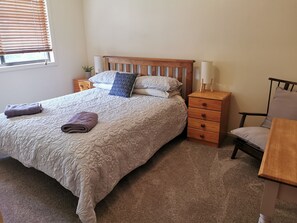 3 slaapkamers, een strijkplank/strijkijzer, reisbedje, gratis wifi