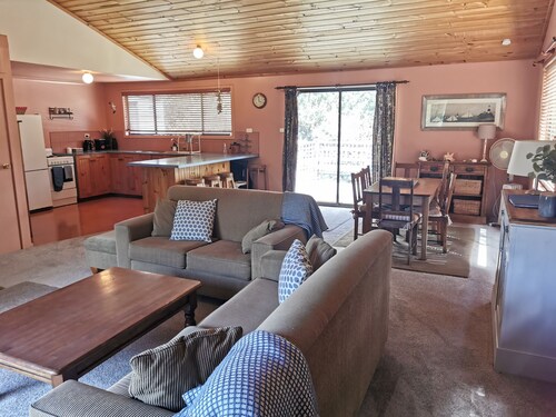 Hazards Homestay, a recently refurbished holiday home, 5 minutes drive to town.
