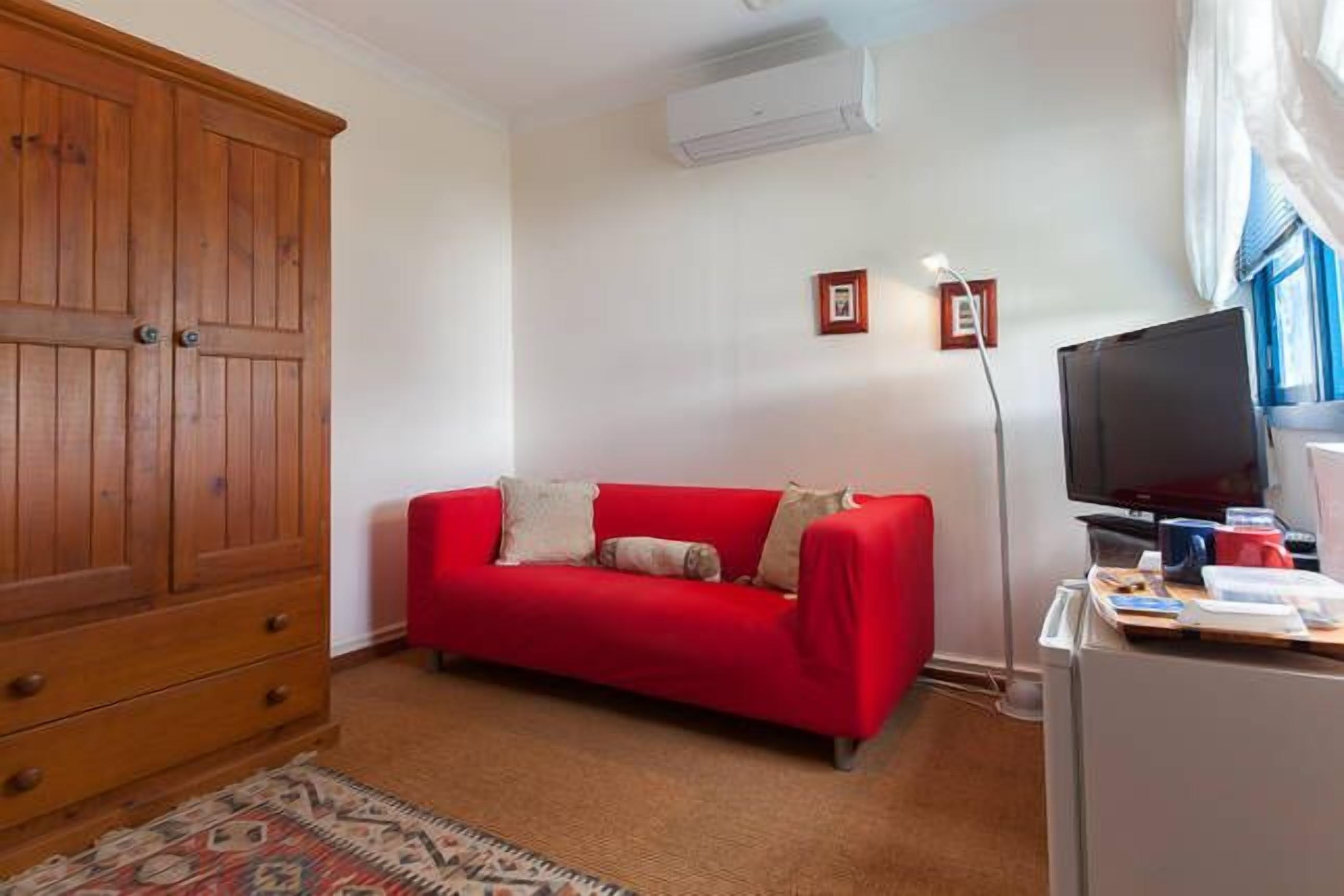 Fremantle South Beach House + Outdoor Studio 4x2 — image 16