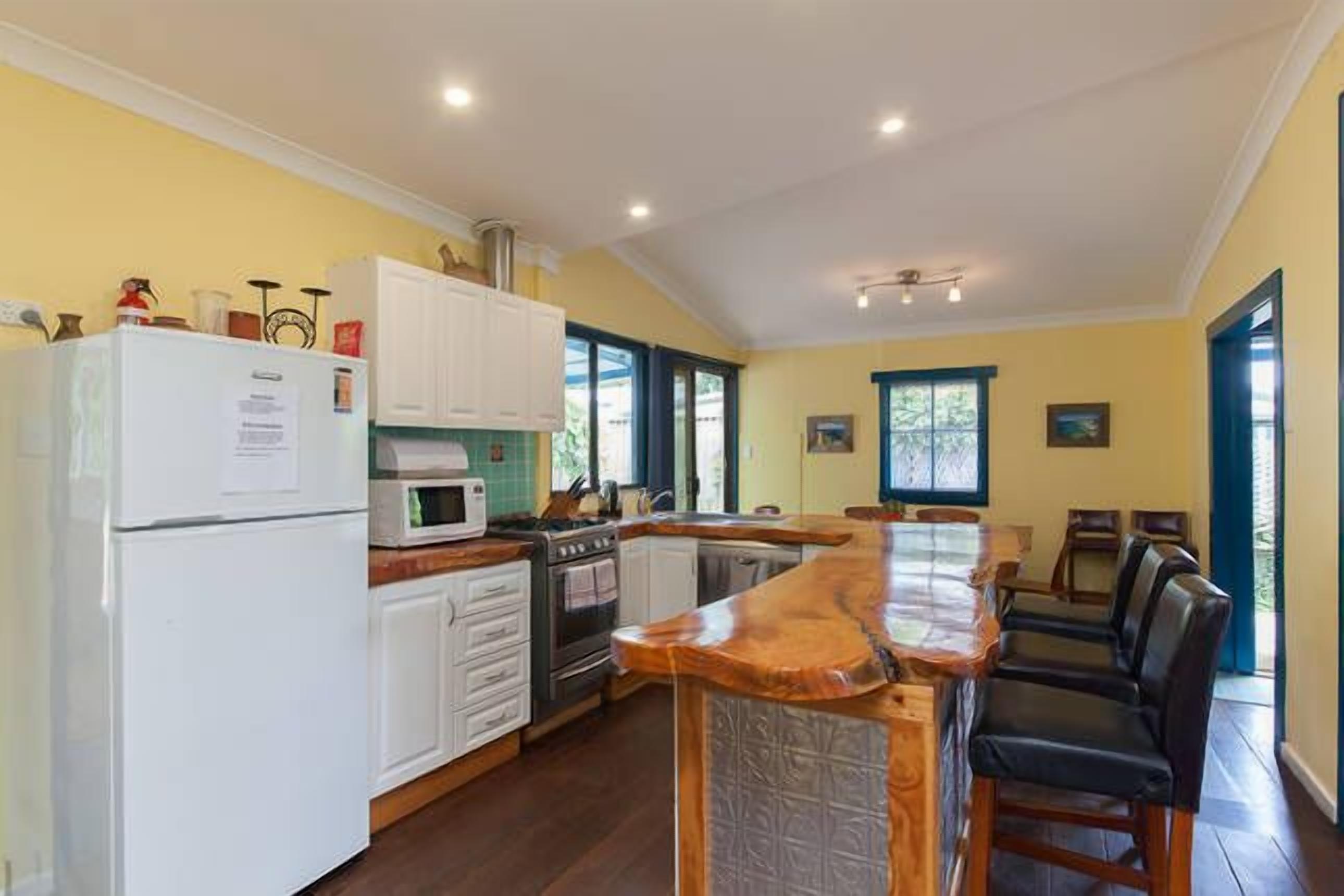 Fremantle South Beach House + Outdoor Studio 4x2 — image 12