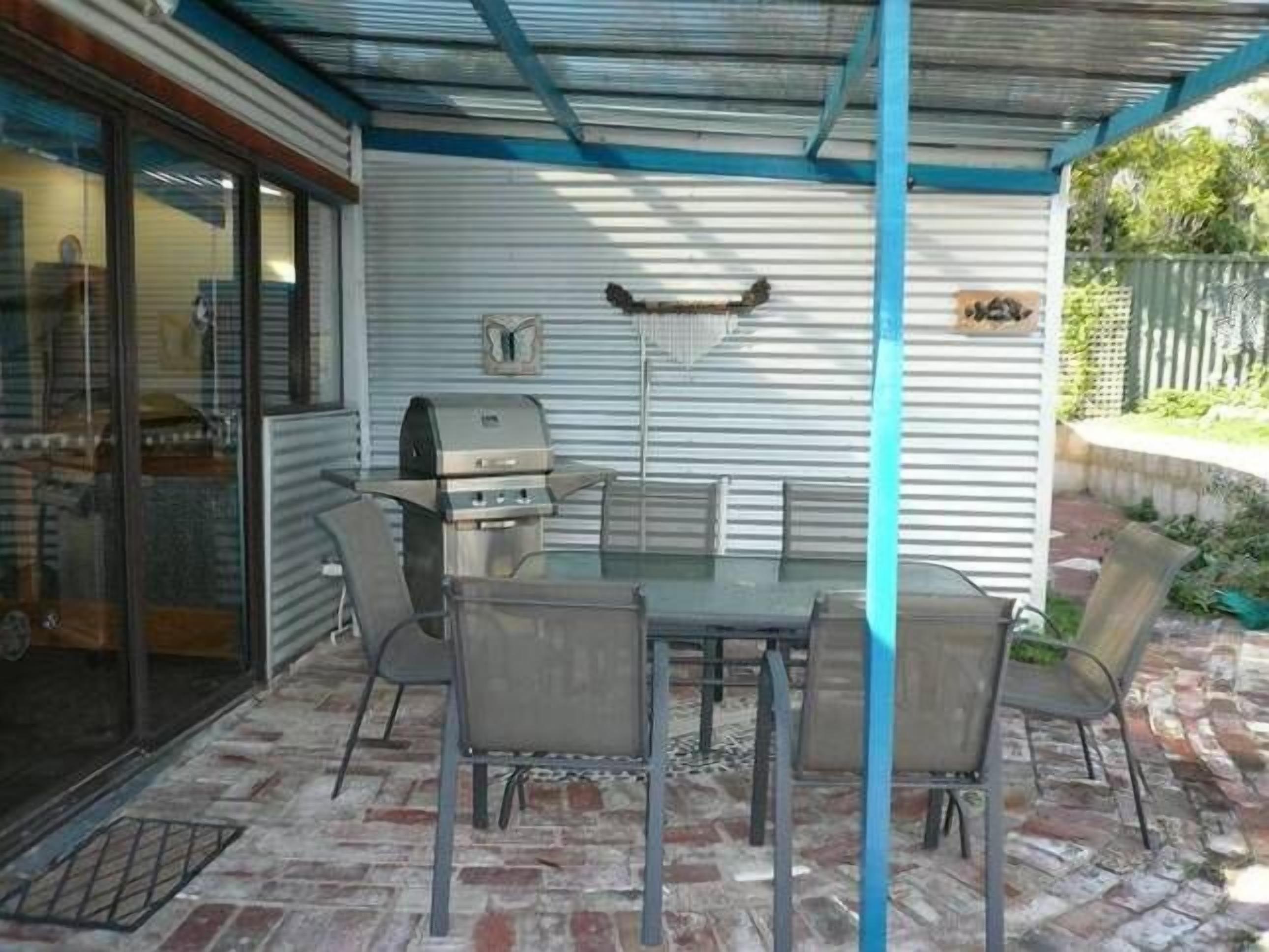 Fremantle South Beach House + Outdoor Studio 4x2 — image 26