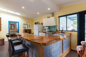 Fridge, microwave, oven, stovetop - Fremantle South Beach House + Outdoor Studio 4x2 (South Fremantle)