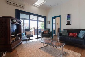 Smart TV, fireplace, DVD player, toys - Fremantle South Beach House + Outdoor Studio 4x2 (South Fremantle)