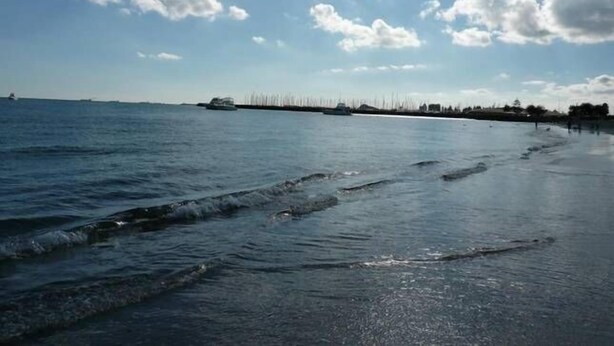 A beach with calm waters and a clear sky. - Fremantle South Beach House + Outdoor Studio 4x2 (South Fremantle)