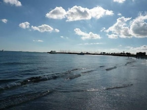 Una playa cerca, toallas de playa