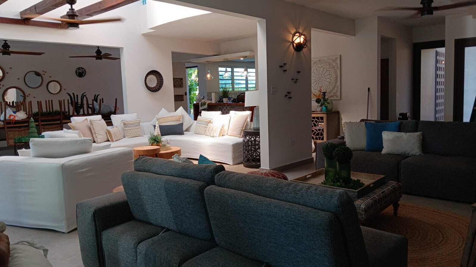 智能电视、DVD 播放器、书、影片库