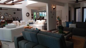 TV connectée, lecteur de DVD, livres, vidéothèque