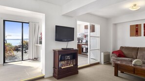 Smart TV, DVD player, video library, stereo - Apartments at the beach (Blackmans Bay)