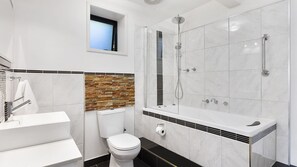 Ensemble douche/baignoire, baignoire à jets, sèche-cheveux