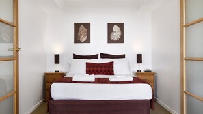 2 bedrooms, iron/ironing board, travel cot, free WiFi - Apartments at the beach (Blackmans Bay)