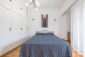 2 bedrooms, iron/ironing board, WiFi