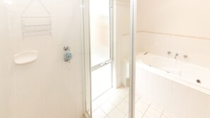 Shower, jetted bath - Shearers Rest - 5 Davey Road (CARRICKALINGA)