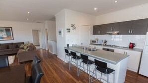 Un appartement moderne comprenant une cuisine, un coin repas et un salon.