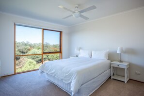 4 bedrooms, iron/ironing board, free WiFi