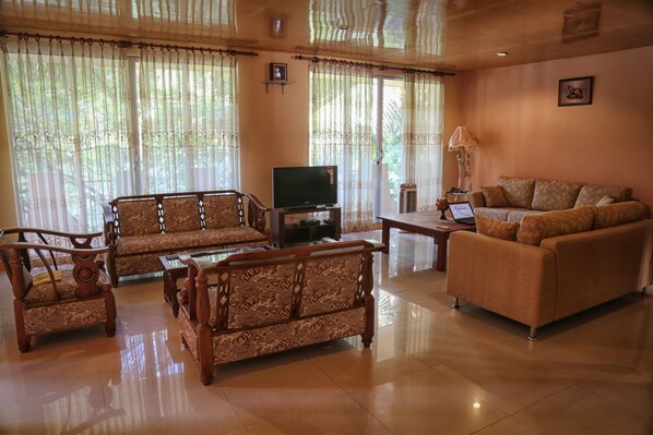 Living area - Overlooking Mahaweli Rever ideal for nature lovers who wish to. Stay calm area.  (kandy)