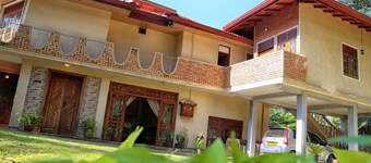 Overlooking Mahaweli Rever ideal for nature lovers who wish to. Stay calm area. 