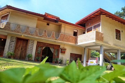 Overlooking Mahaweli Rever ideal for nature lovers who wish to. Stay calm area. 