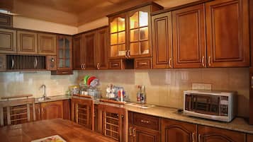 Fridge, electric kettle, blender, cookware/dishes/utensils