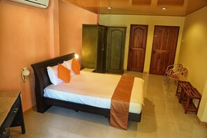 5 bedrooms, in-room safe, iron/ironing board, free WiFi - Overlooking Mahaweli Rever ideal for nature lovers who wish to. Stay calm area.  (kandy)