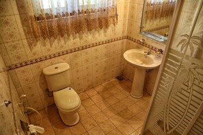 Shower, towels, shampoo, toilet paper - Overlooking Mahaweli Rever ideal for nature lovers who wish to. Stay calm area.  (kandy)