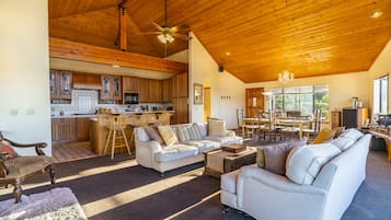 Smart-TV, Kamin, DVD-Player, Bücher