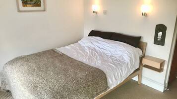 2 bedrooms, iron/ironing board, travel cot, free WiFi