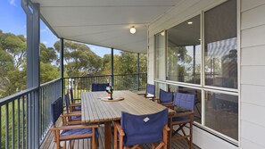 Outdoor dining - 1 Bennett Court Carrickalinga (CARRICKALINGA)