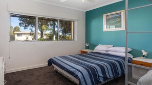 3 bedrooms, iron/ironing board, Internet