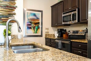 Frigorífico, microondas, horno y placa de cocina