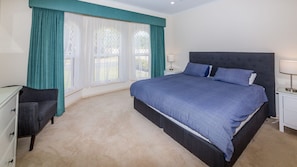 4 bedrooms, iron/ironing board, Internet - Beachside at Normanville - 7 Ronald Street (NORMANVILLE)