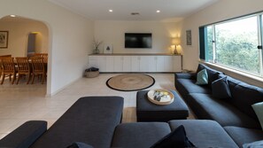 TV, DVD player, stereo - Beachside at Normanville - 7 Ronald Street (NORMANVILLE)
