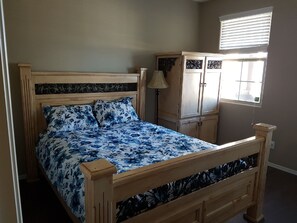 4 bedrooms, iron/ironing board, free WiFi, bed sheets - Gorgeous new home in Estrella Mountains (Goodyear)