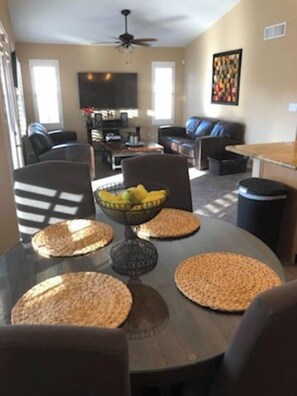 Dining - Superb location !!!! Excellent Weather!! What are you waiting for?? (Phoenix)