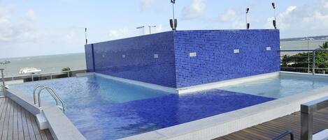 Et evighetsbasseng, et basseng på takterrassen og solsenger