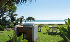 Outdoor dining - Apartment on the Beach - The Sands Unit 21 - Picturesque 2 Bedroom Beachfront Apartment (Waiheke Island)