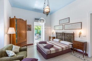 6 Schlafzimmer, Zimmersafe, Schreibtisch, Bügeleisen/Bügelbrett