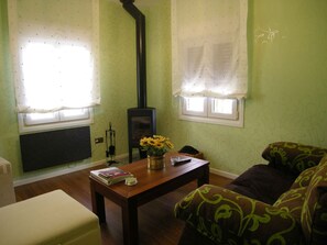 TV, fireplace, books - Beautiful rural house in Segovia, recently restored and fully equipped (Chañe)