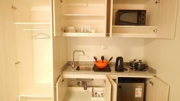 Refrigerador, microondas y utensilios de cocina