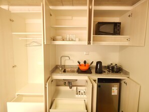 ثلاجة، ميكروويف، مستلزمات طهي/أطباق/أوعية