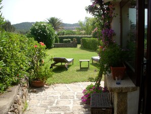 Terrace/patio - Baja Sardinia, Costa Smeralda. Villa a stone's throw from the sea. (Baja Sardinia)