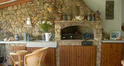 Baja Sardinia, Costa Smeralda. Villa einen Steinwurf vom Meer entfernt.