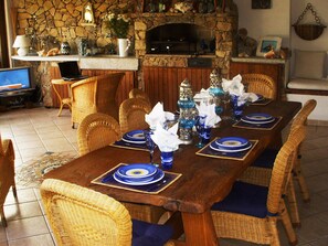 Dining - Baja Sardinia, Costa Smeralda. Villa a stone's throw from the sea. (Baja Sardinia)