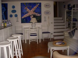 TV, fireplace, books, stereo - Baja Sardinia, Costa Smeralda. Villa a stone's throw from the sea. (Baja Sardinia)