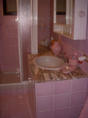 Shower, hair dryer, bidet, towels - Baja Sardinia, Costa Smeralda. Villa a stone's throw from the sea. (Baja Sardinia)