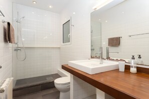 A modern bathroom with a shower, toilet, and sink. - Filmoteca Sarria 1- wifi, quiet, bright & comfi (Barcelona)