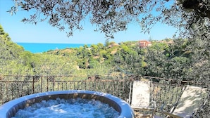A hot tub with a view of the sea and hills. - Guidaloca Bay House Scopello with mini-pool (Castellammare del Golfo)