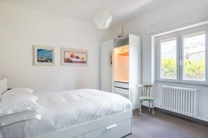 1 bedroom, desk, iron/ironing board, WiFi