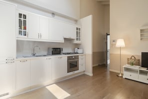 Kühlschrank, Mikrowelle, Ofen, Herdplatte