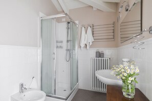 Ducha, secador de pelo, bidet, toallas